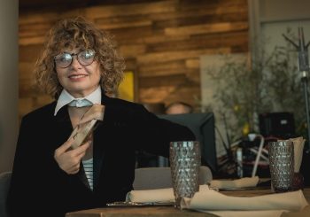 Женщина во фраке выходит из тени: создательница «Философии на воде» впервые вступит в публичный диалог о феминизме