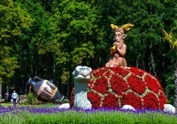 В мызе Пакроя в Литве установлены цветочные скульптуры — в эти выходные стартует фестиваль цветов