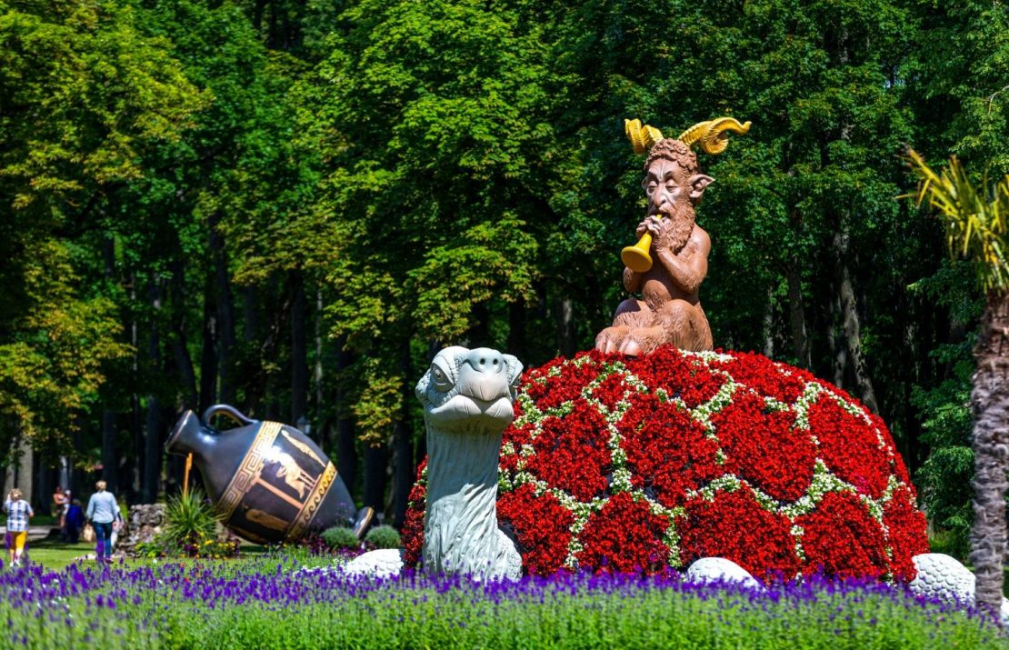 В мызе Пакроя в Литве установлены цветочные скульптуры — в эти выходные стартует фестиваль цветов