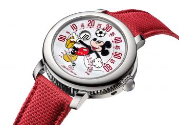 Arena Bi-Retrograde Mickey Mouse с Микки Маусом, играющим в футбол