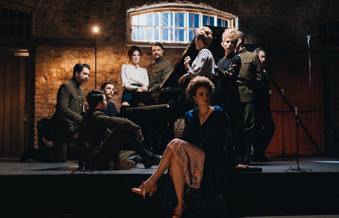 В спектакле «Три сестры» звучит оригинальная электронная музыка В.Наставшева и И.Лубенникова