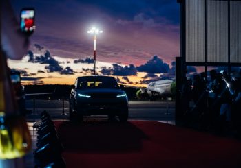В Риге на красочном шоу был представлен Range Rover Sport нового поколения