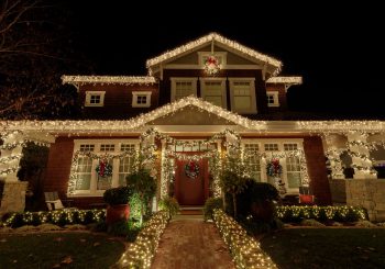 Рождественское чудо во дворе: освещаем балконы, террасы и деревья