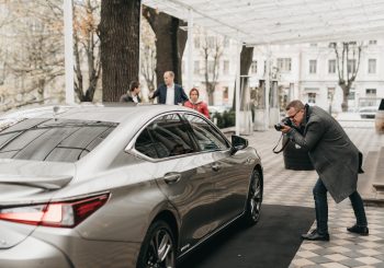 Lexus ES седьмого поколения показал рижанам свое «лицо»