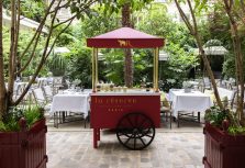 Элегантная тележка с мороженым во внутреннем дворике La Réserve Paris — Hotel and Spa