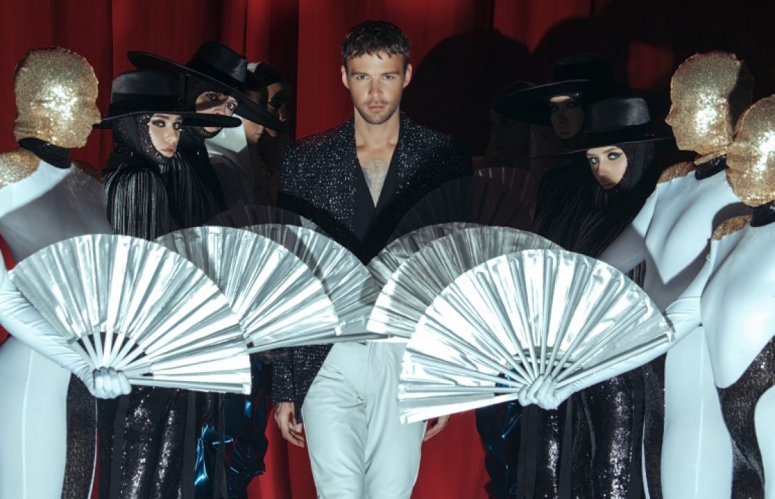 В Риге с большим концертом выступит певец Макс Барских