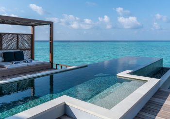 Four Seasons предлагает на Мальдивах водные виллы с бассейном. Правда, лишь с ноября