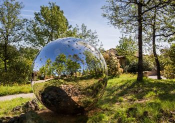 Современное искусство в Terre Blanche Hotel Spa Golf Resort: скульптуры Энтони Гормли и Тамары Квеситадзе