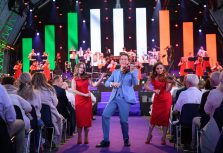 «The Maestro» впервые в Риге: рождественское шоу, в котором шутит даже классика