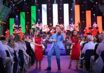 «The Maestro» впервые в Риге: рождественское шоу, в котором шутит даже классика