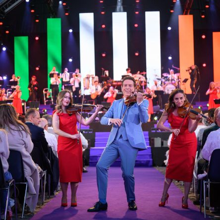 «The Maestro» впервые в Риге: рождественское шоу, в котором шутит даже классика