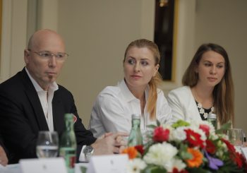 Помогая ближнему