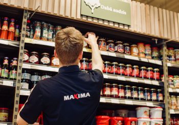 Maxima предлагает летом 382 рабочих места для cтаршеклассников