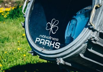 Волшебство цветущих яблонь и аура истории манят в “Nākotnes parks”
