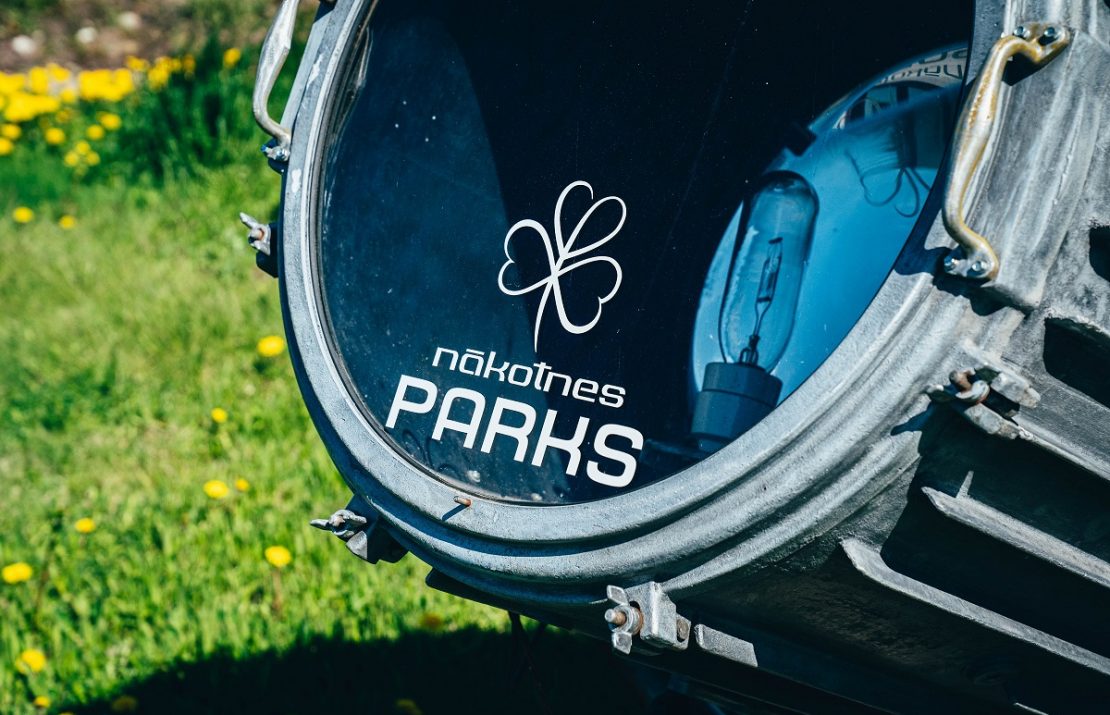 Волшебство цветущих яблонь и аура истории манят в “Nākotnes parks”