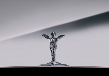 Легендарная фигурка «Дух экстаза» предстанет в новом дизайне, встречая электрическую эру Rolls-Royce
