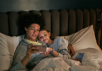 Ученые объяснили бесцельное зависание в телефоне перед сном – так мы мстим сами себе