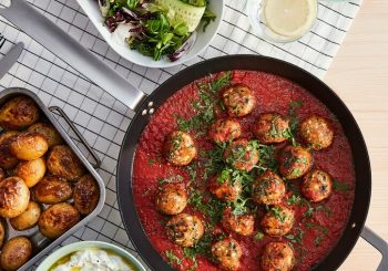 Рецепт для Veganuary – растительные фрикадельки в томатном соусе по-гречески