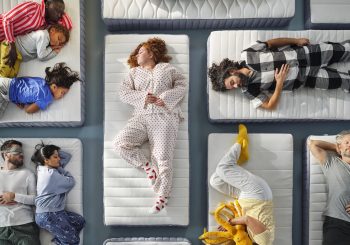 IKEA устраивает ночевку в своем магазине в Риге