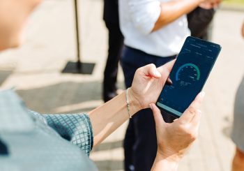 Данные “SpeedChecker”: скорость мобильного интернета в Латвии продолжает расти