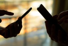 Киберугрозы затрагивают почти каждый второй мобильный телефон в Латвии
