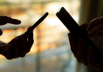 Киберугрозы затрагивают почти каждый второй мобильный телефон в Латвии