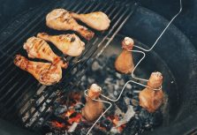 Как приготовить сочные куриные ножки на гриле? Кристине Вирсните и ее муж Каспарс делятся проверенными в семье приемами