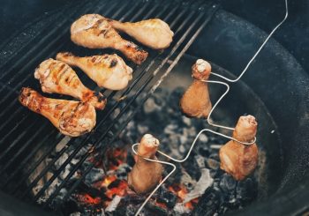 Как приготовить сочные куриные ножки на гриле? Кристине Вирсните и ее муж Каспарс делятся проверенными в семье приемами