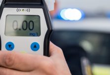 Кофе, баня и холодный душ: нарколог развенчала самые распространенные мифы о быстром вытрезвлении