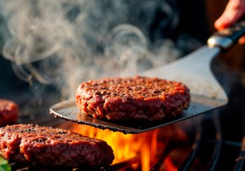 Летний путеводитель по грилю: какое мясо выбрать для шашлыка, а какое – для сочного бургера?