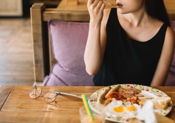 Как избежать переедания во время путешествия? Объясняет фармацевт, специалист по питанию