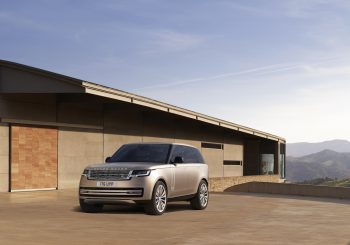 Новый Range Rover: тихое место, двери которого могут закрываться дистанционно
