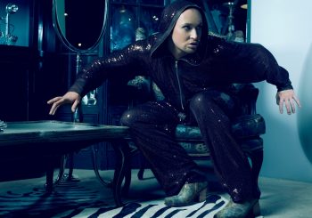 Веселится и ликует весь народ