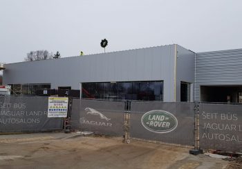 На строительной площадке автосалона Jaguar Land Rover первый праздник.