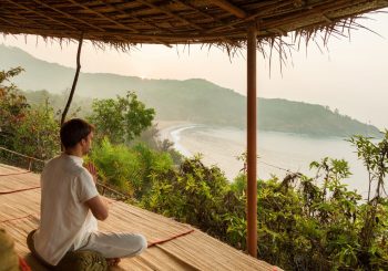 Медитация приема пищи и рецепт очищающего аюрведического напитка от детокс-курорта SwaSwara, Индия