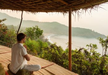 Выдыхаем стресс: пранаяма от йога-учителя отеля SwaSwara, Индия