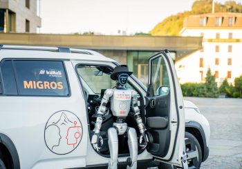 Rinspeed отправил гуманоидного робота GIGI в турне по Швейцарии