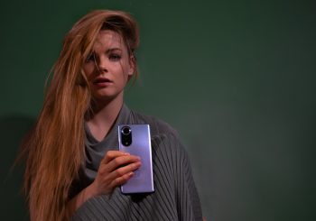 Красивый дизайн или мощная камера – какой смартфон должен лежать в кармане Иевы Флоренце-Виксне ?