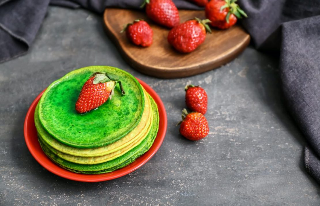 Полезные тонкие блины со шпинатом