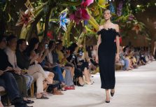 CHANEL превратил показ Haute Couture в сказку о Габриэль Шанель