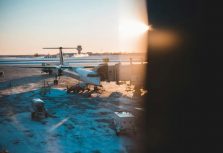 Понимание обработки воздушных судов против обледенения: почему это важно зимой
