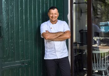 Шеф-повар Марис Янсон предлагает попробовать уникальное блюдо из шведских фрикаделек на Бум-Бум фесте