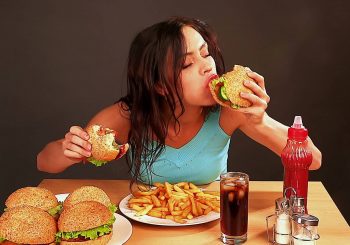 Приближается сезон еды. Большинство жителей признают, что в холодное время начинают больше есть