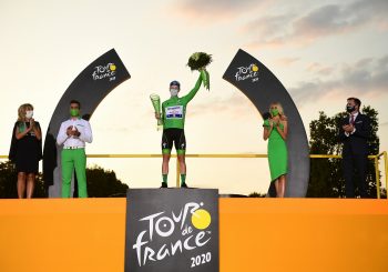 Тадей Погачар победил в Тур де Франс и получил хрустальный кубок от ŠKODA Design
