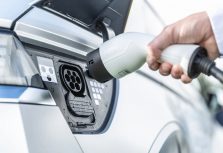 Эра тишины под вопросом: Европа переосмысливает электромобильное будущее