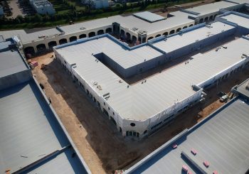 Outlet Village. Огни рекламы на Юрмальской трассе