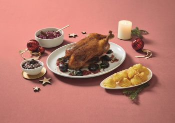 Жареная утка с картофелем “Дюшес”, краснокочанной капустой и виноградным чатни