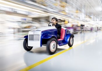 Самый маленький в мире ROLLS-ROYCE проходит обслуживание на заводе ROLLS ROYCE вГудвуде