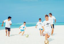 Курорты Four Seasons Resorts Maldives запускает летнюю семейную программу с участием мировых легенд спорта