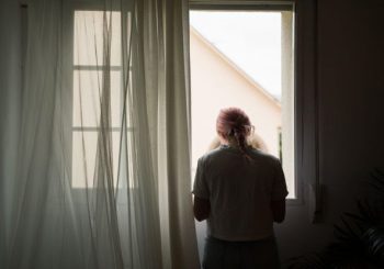 Количество жертв домашнего насилия в Латвии выросло с начала пандемии на 30%